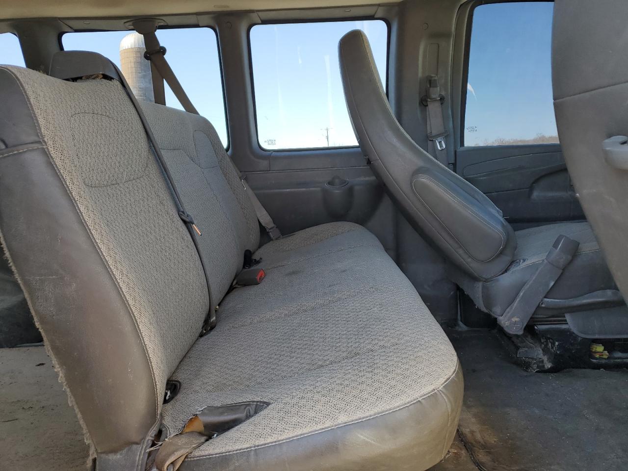 2011 Chevrolet Express - Image 11