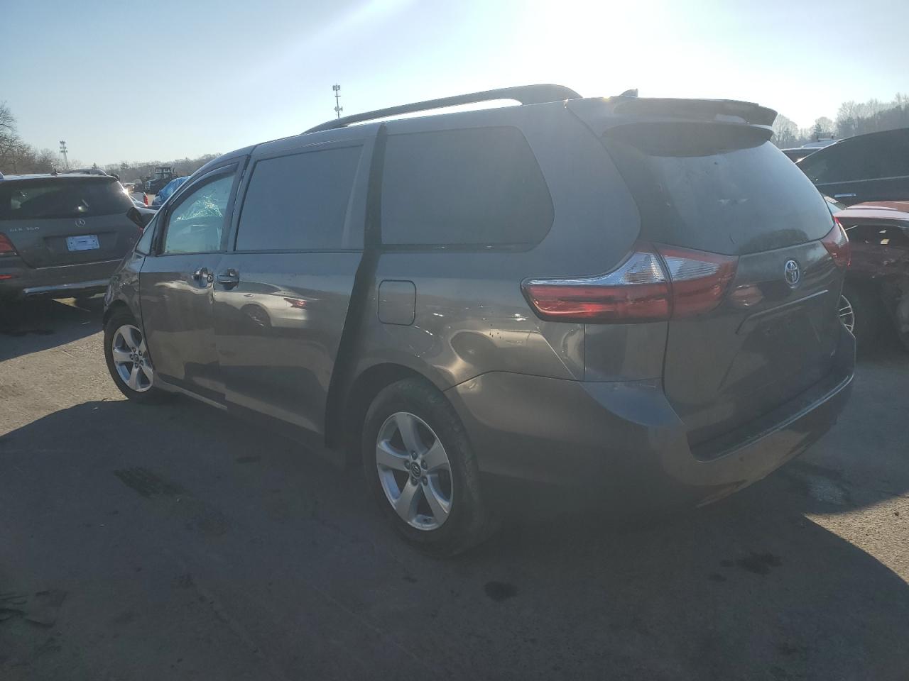2018 Toyota Sienna - Image 2