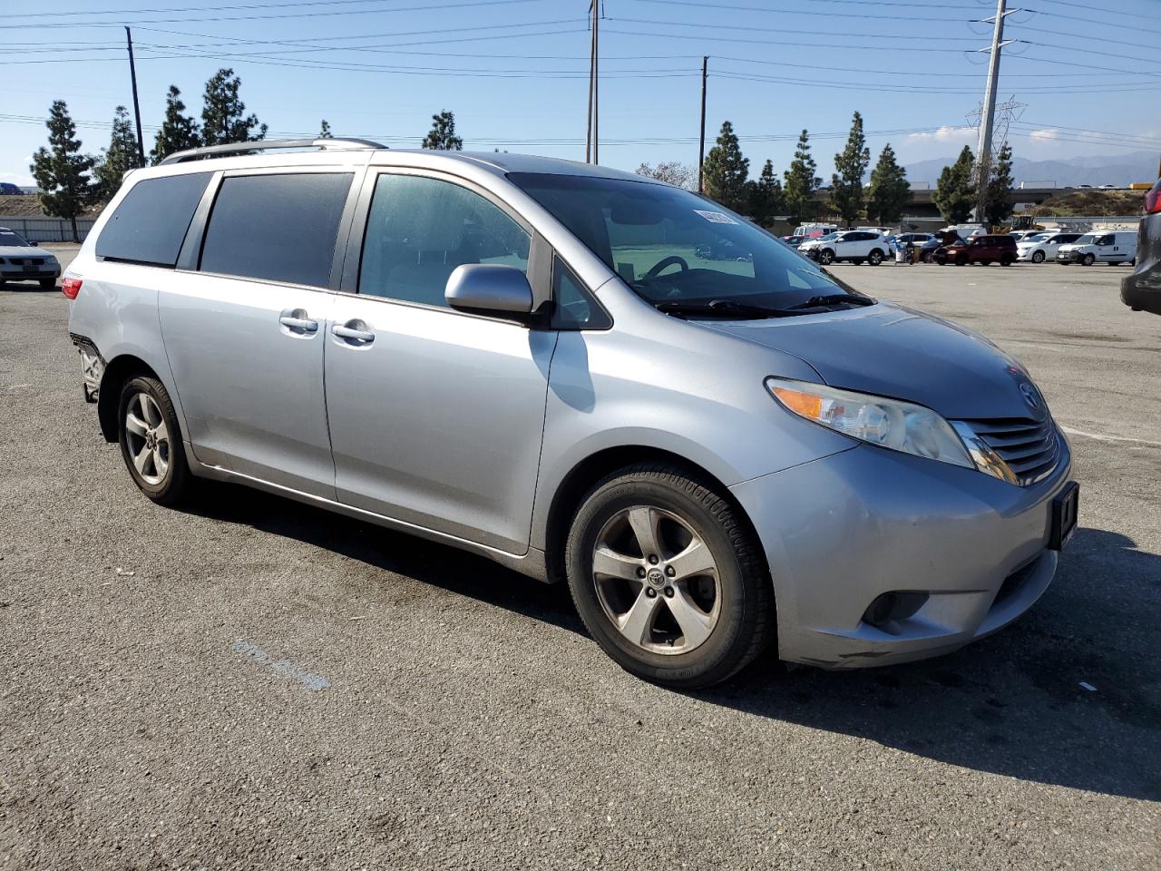 2017 Toyota Sienna - Image 4