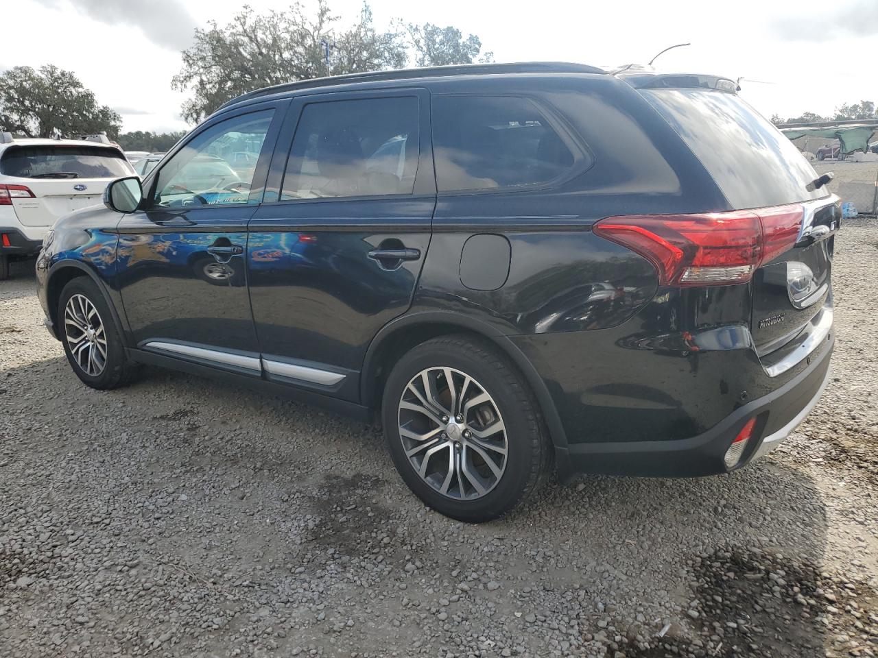 2016 Mitsubishi Outlander - Image 2