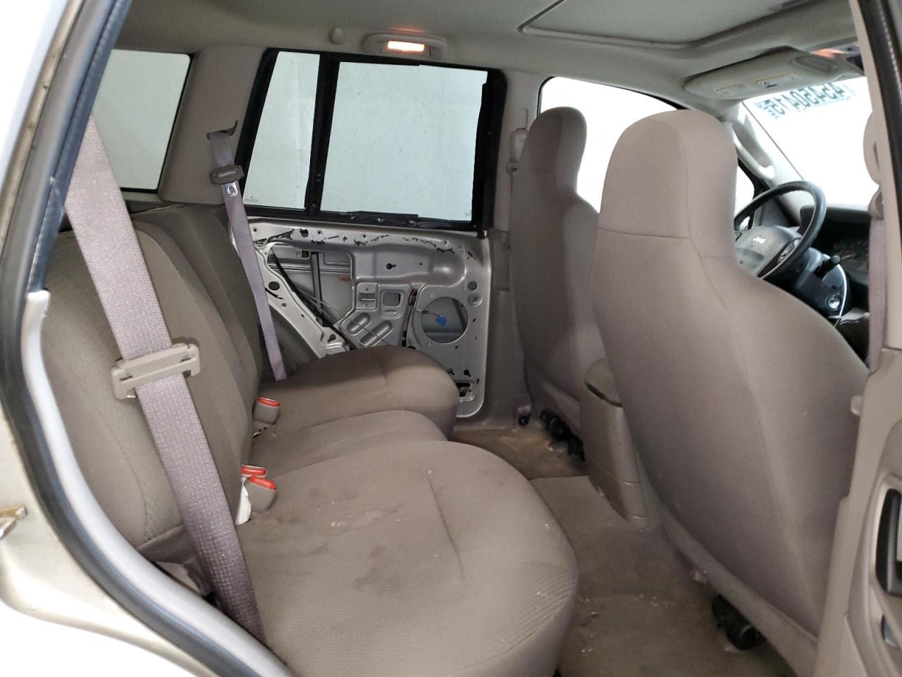 2004 Jeep Grand Cherokee - Image 11