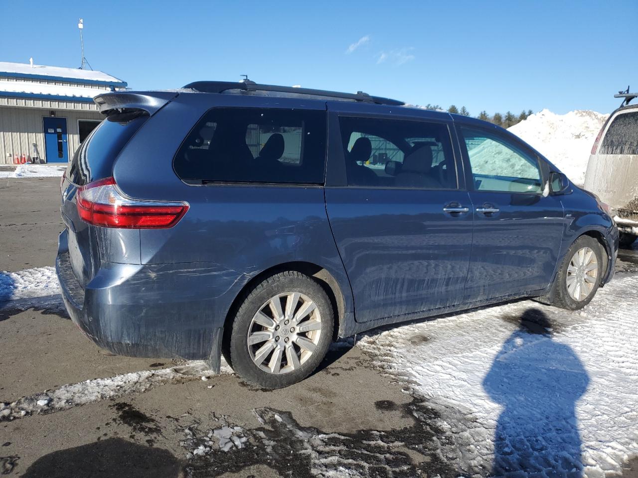 2017 Toyota Sienna - Image 3