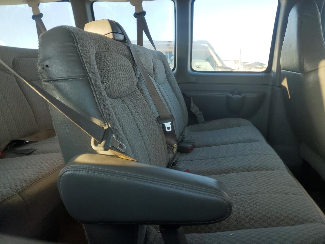 2005 Chevrolet Express - Image 11
