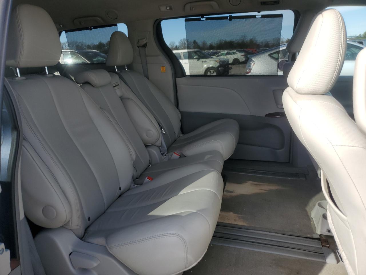 2013 Toyota Sienna - Image 11