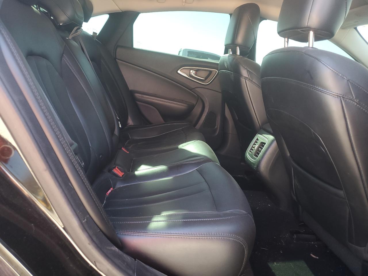 2015 Chrysler 200 - Image 10