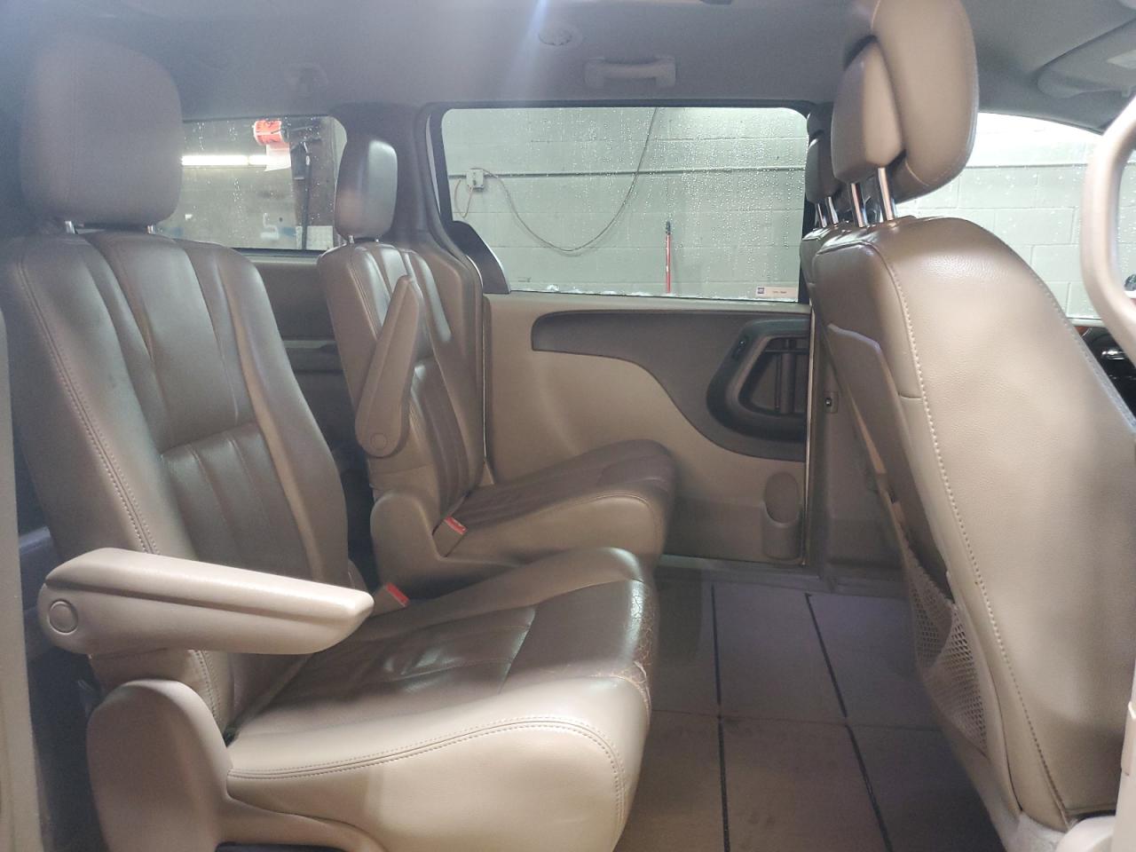 2012 Chrysler Town & Country - Image 11