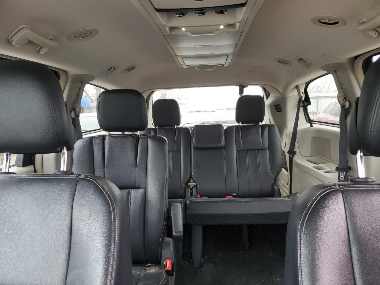 2016 Chrysler Town & Country - Image 10