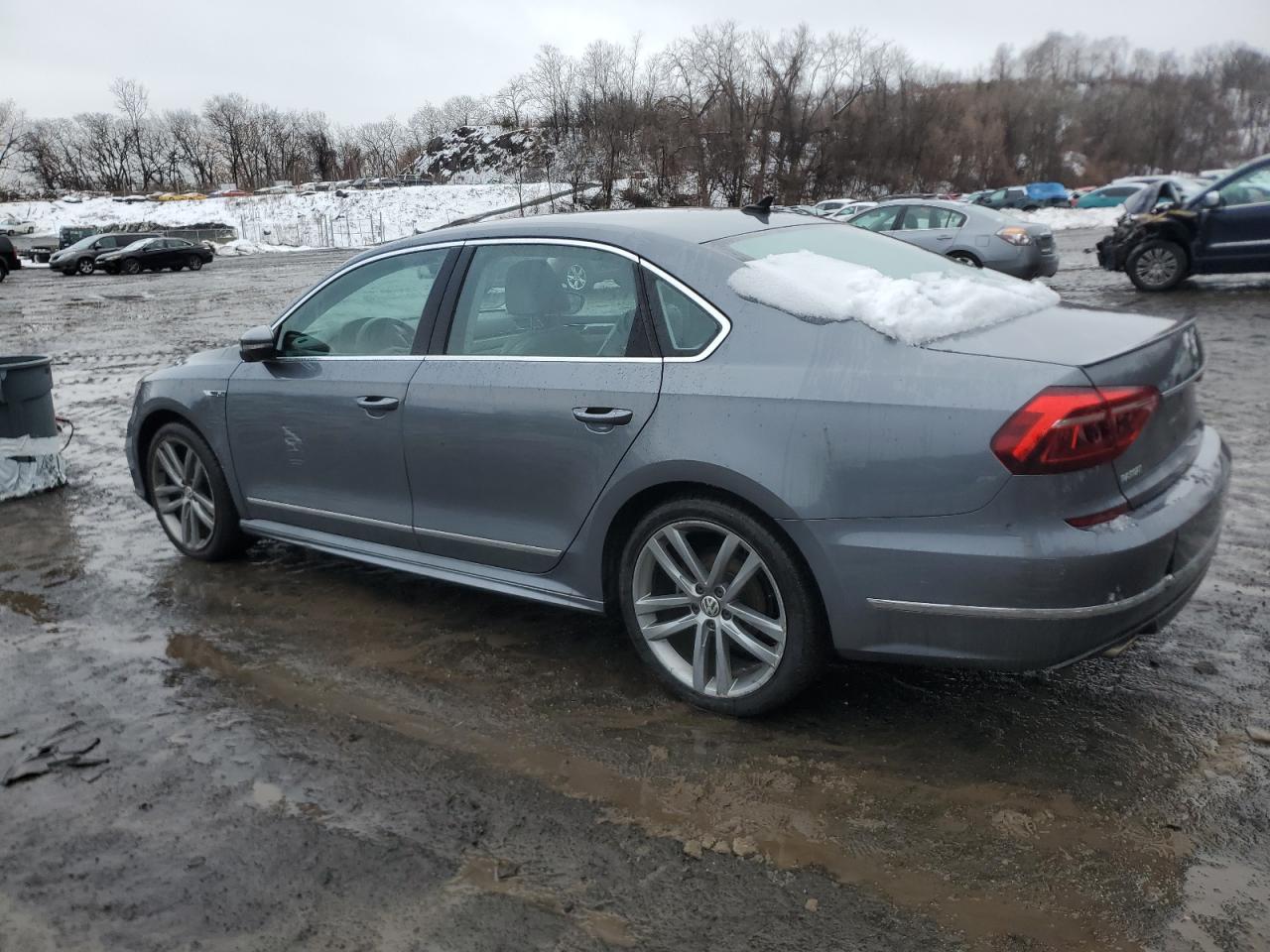2017 Volkswagen Passat - Image 2