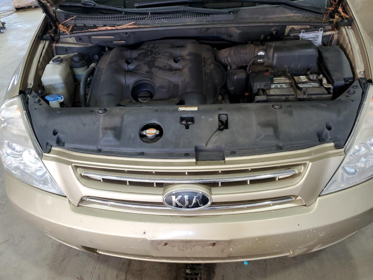2010 Kia Sedona - Image 13