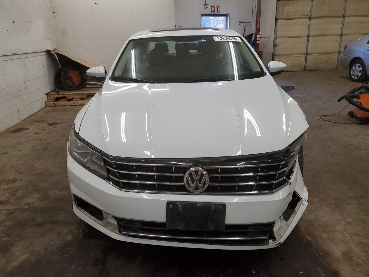 2017 Volkswagen Passat - Image 5
