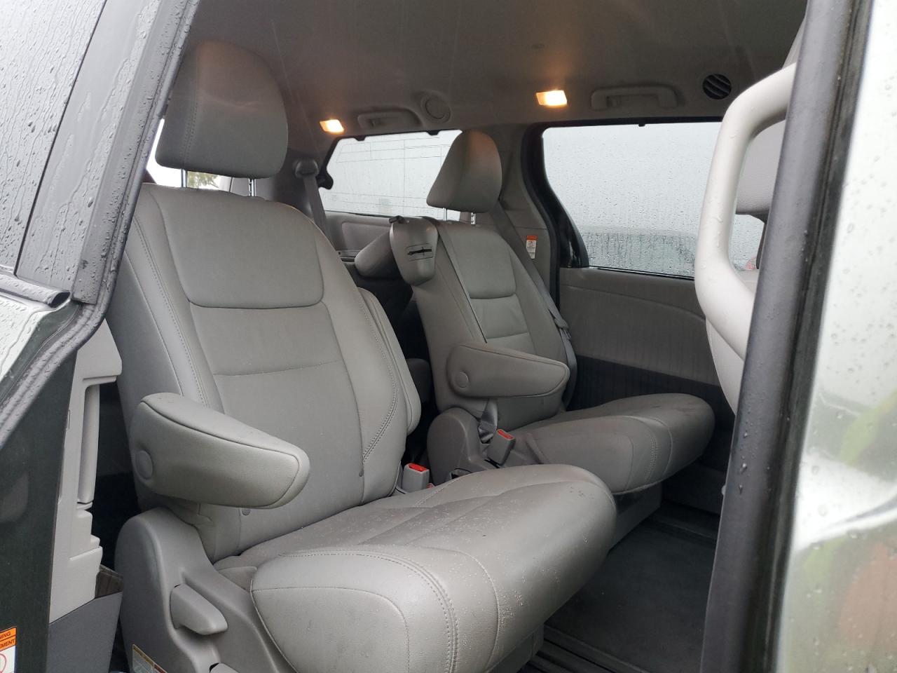 2019 Toyota Sienna - Image 11