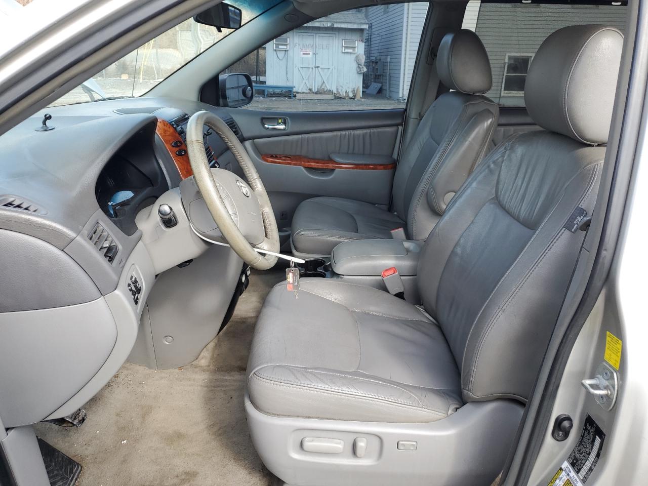 2010 Toyota Sienna - Image 7