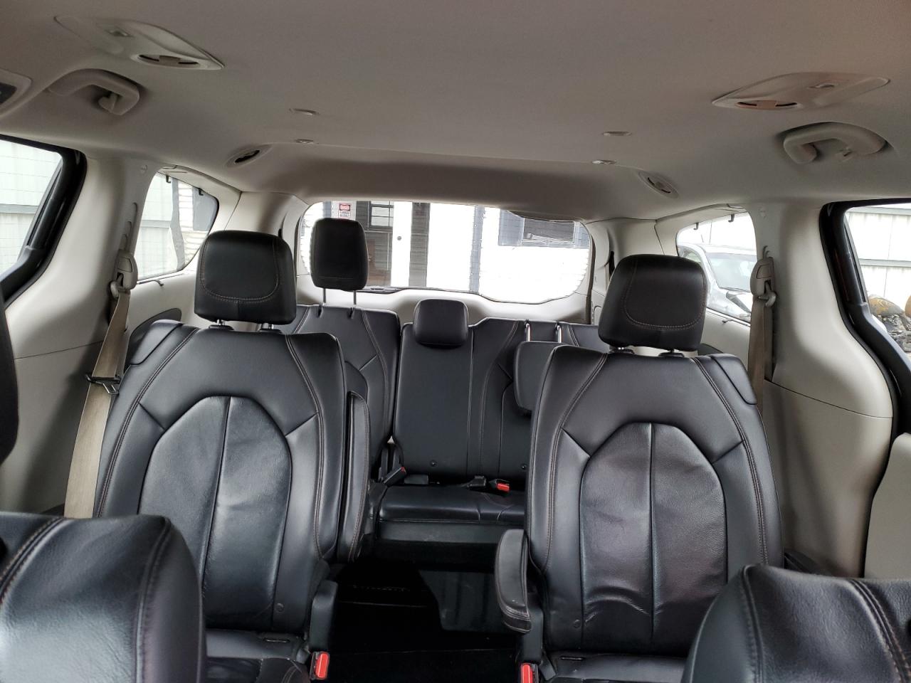 2017 Chrysler Pacifica - Image 10