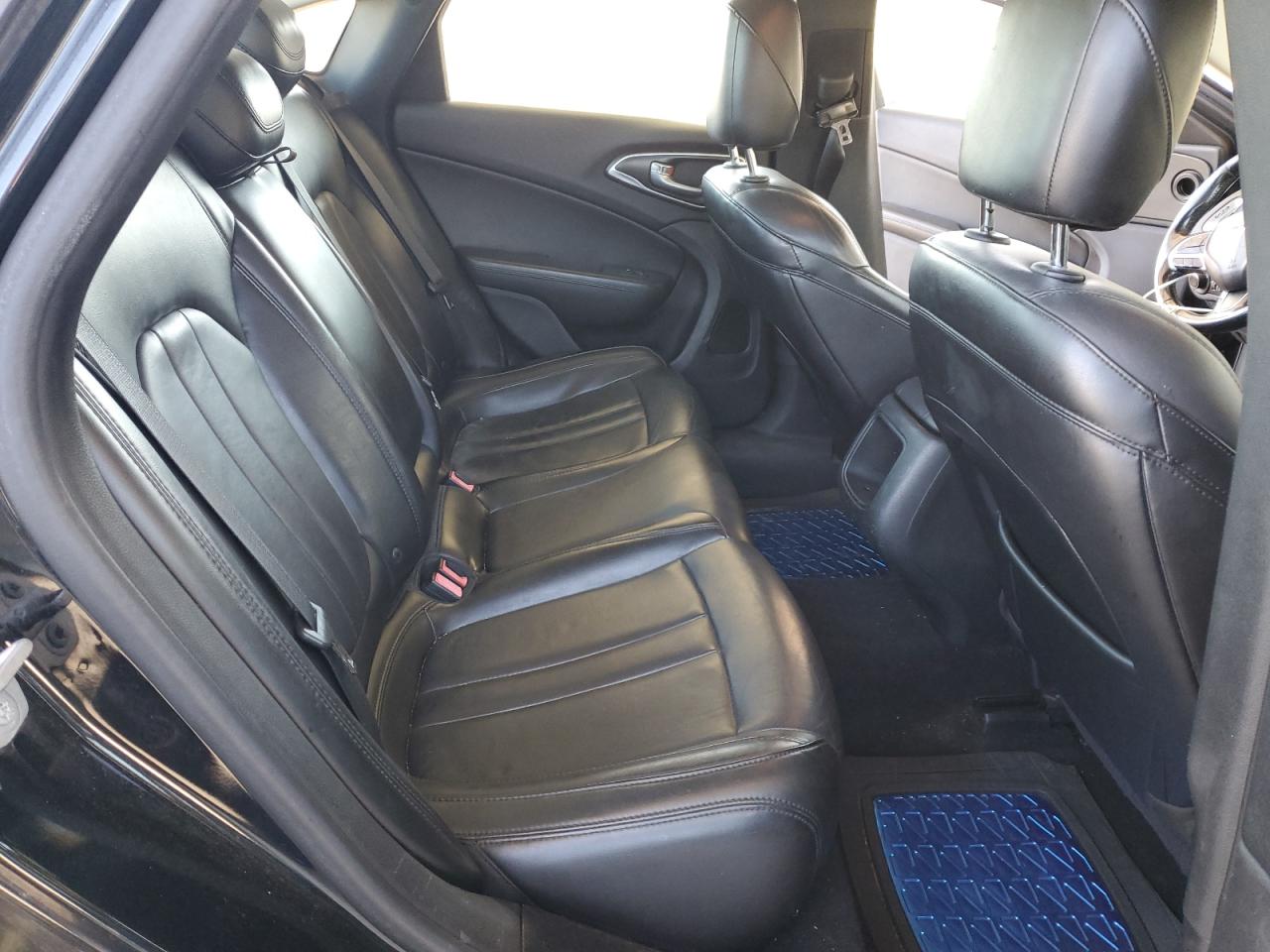 2016 Chrysler 200 - Image 10