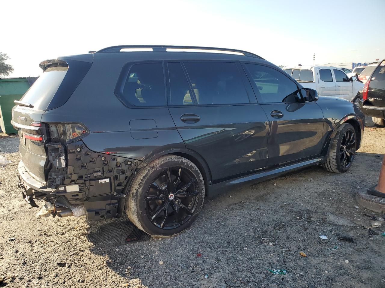 2024 BMW X7 - Image 3