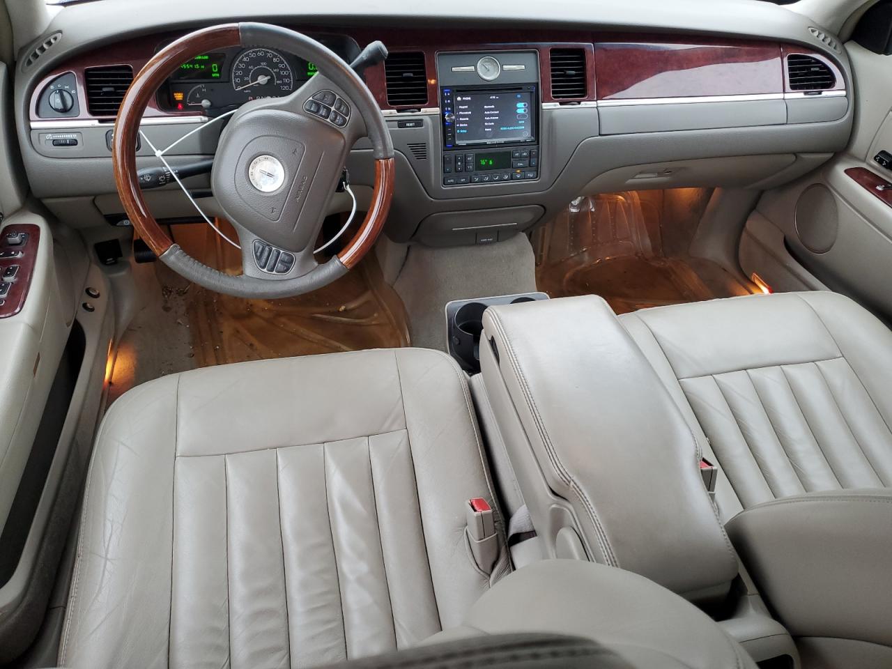 2003 Lincoln Town Car - Image 8