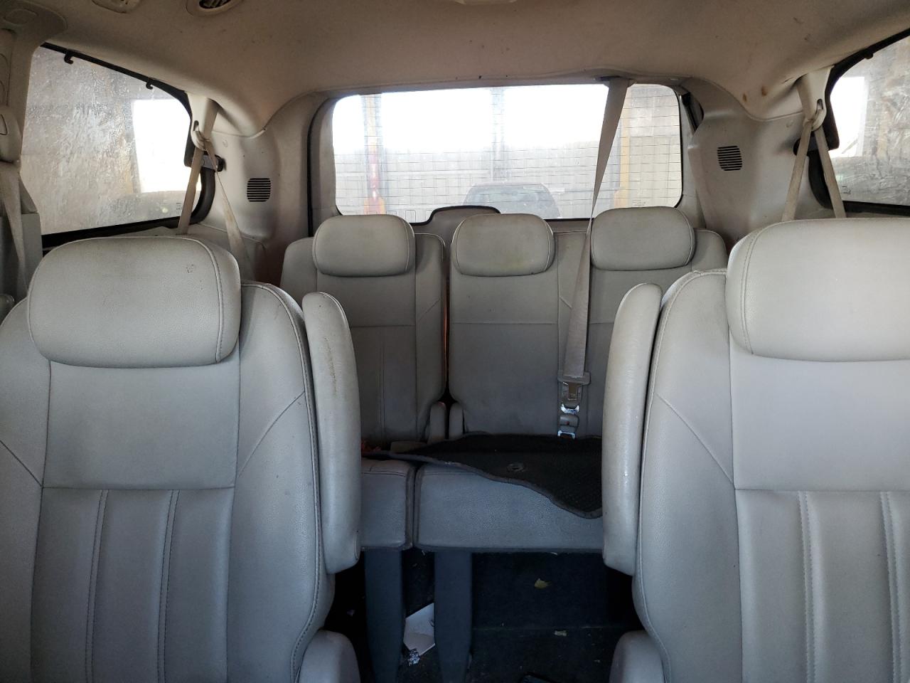 2008 Chrysler Town & Country - Image 10
