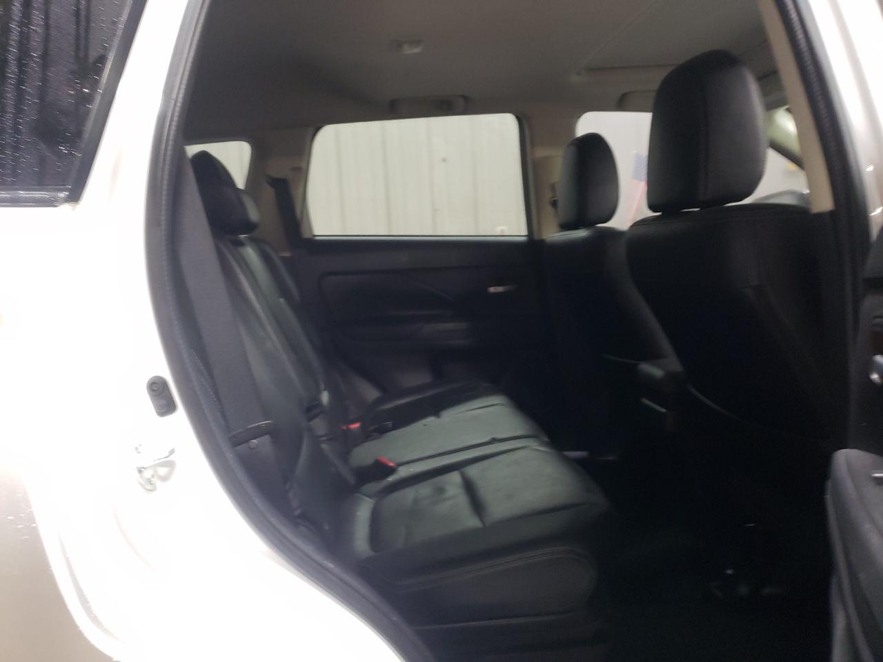 2014 Mitsubishi Outlander - Image 10