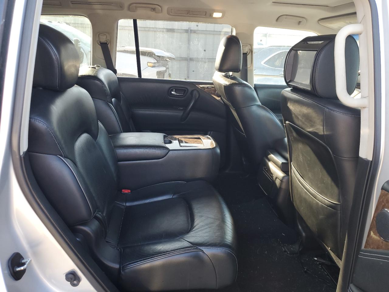 2015 Infiniti QX80 - Image 11