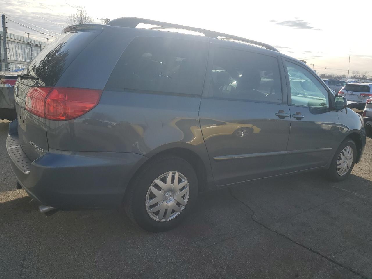 2010 Toyota Sienna - Image 3
