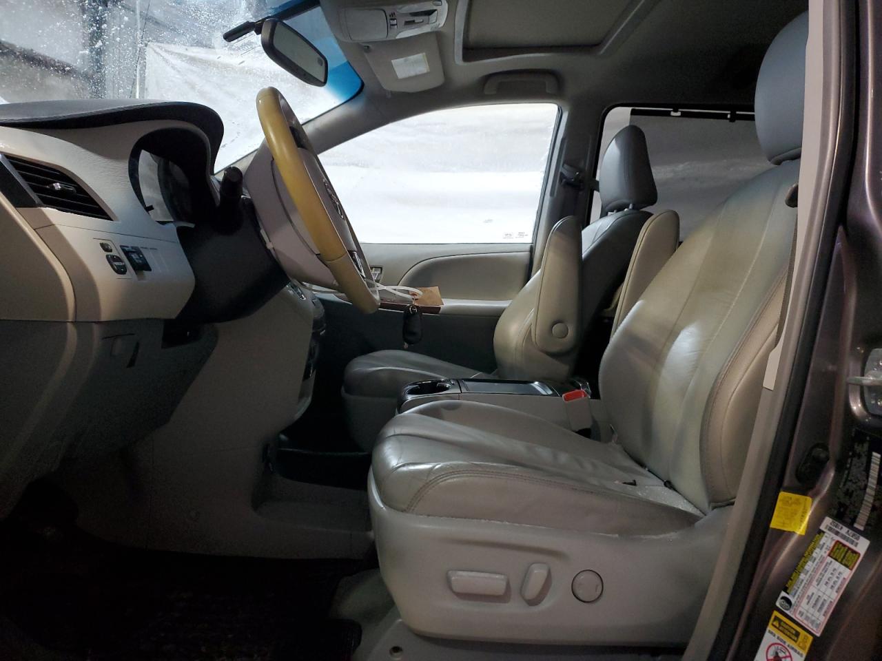 2012 Toyota Sienna - Image 7
