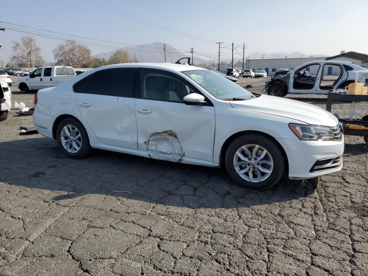 2018 Volkswagen Passat - Image 4