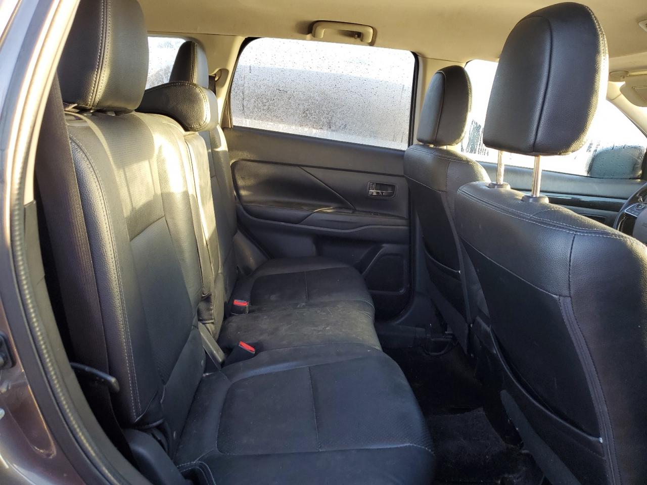 2016 Mitsubishi Outlander - Image 11