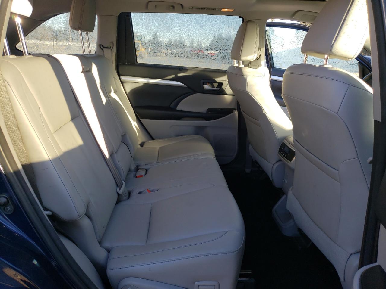2016 Toyota Highlander - Image 11