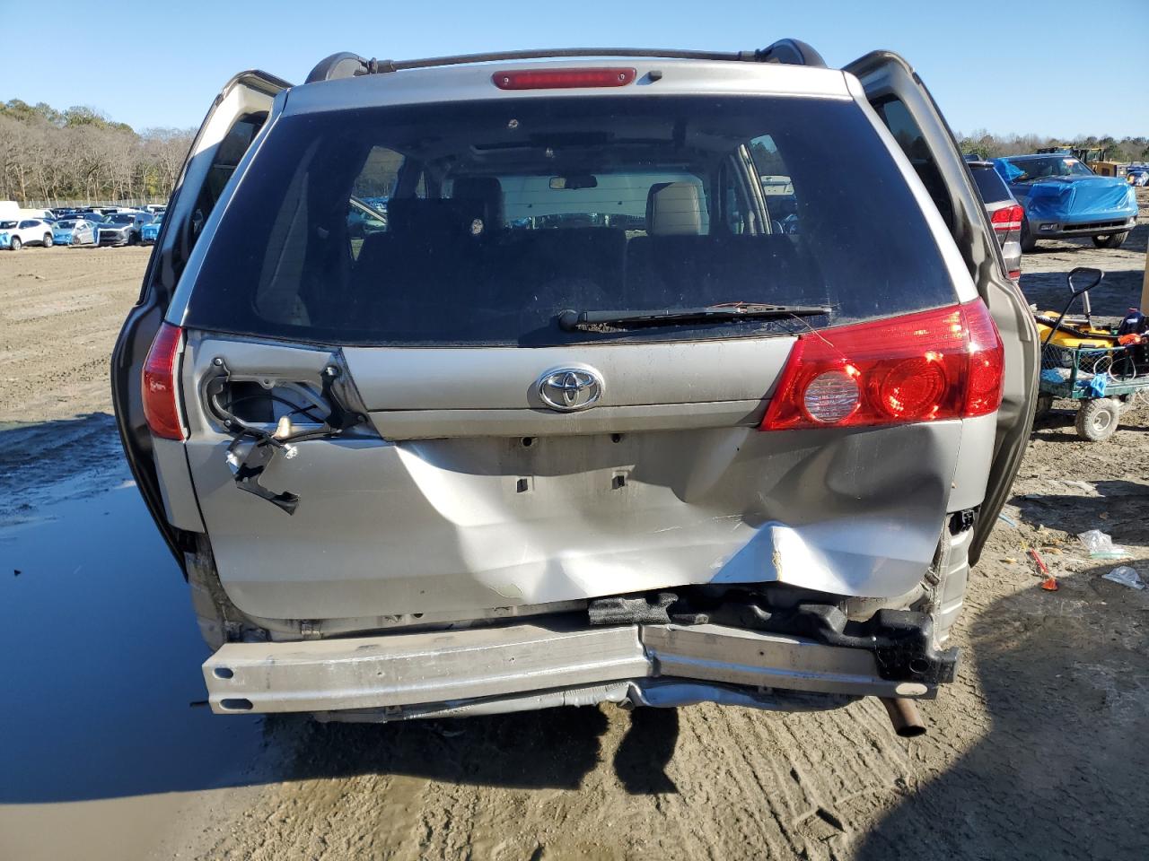 2010 Toyota Sienna - Image 6