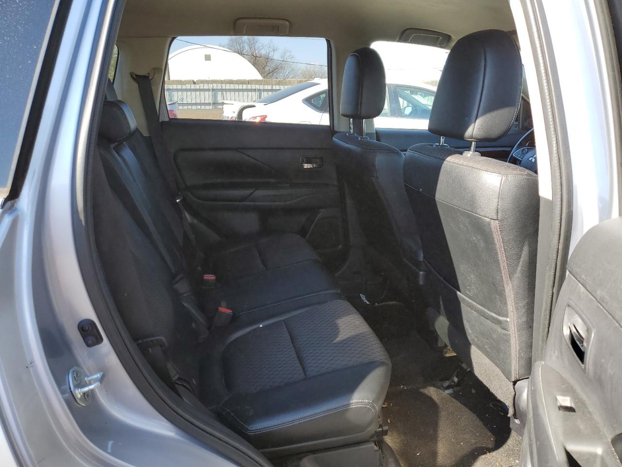 2015 Mitsubishi Outlander - Image 11