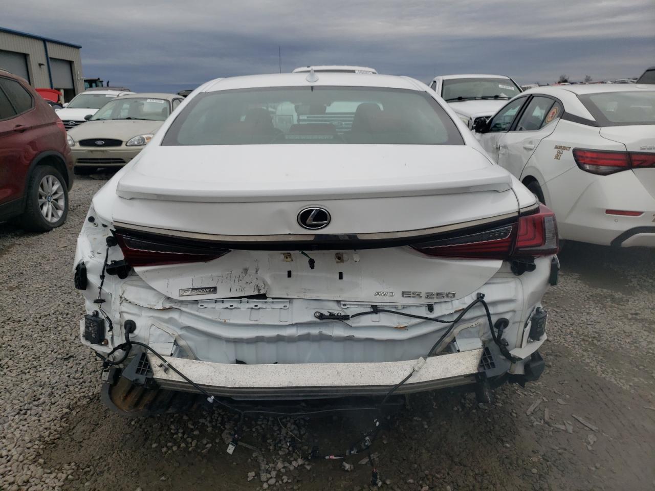 2021 Lexus ES - Image 6