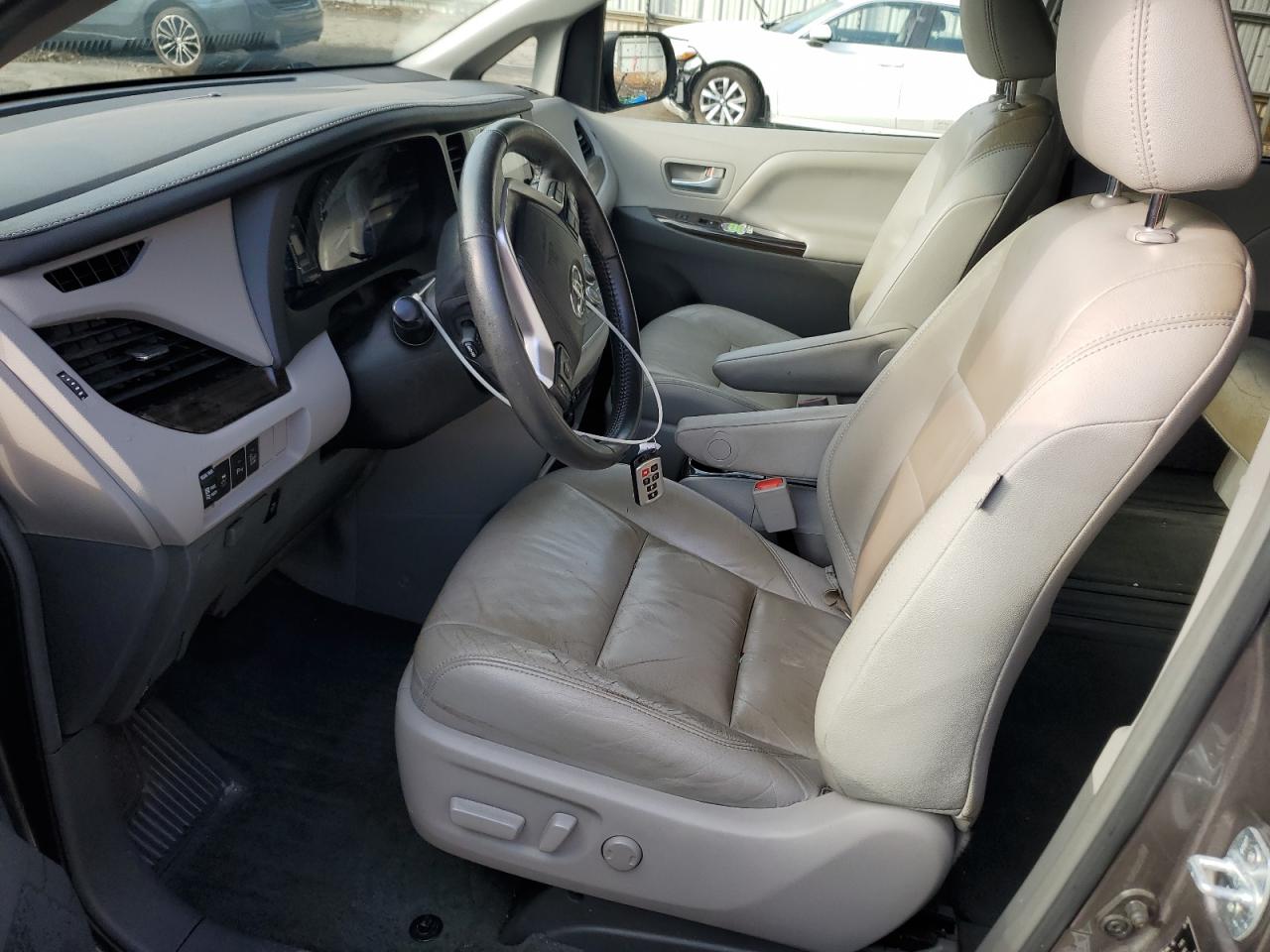 2016 Toyota Sienna - Image 7