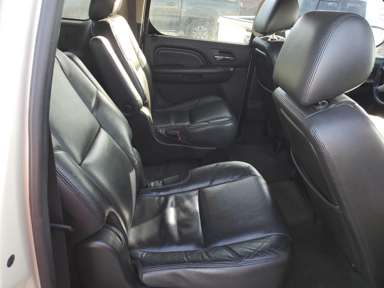 2011 Cadillac Escalade - Image 11