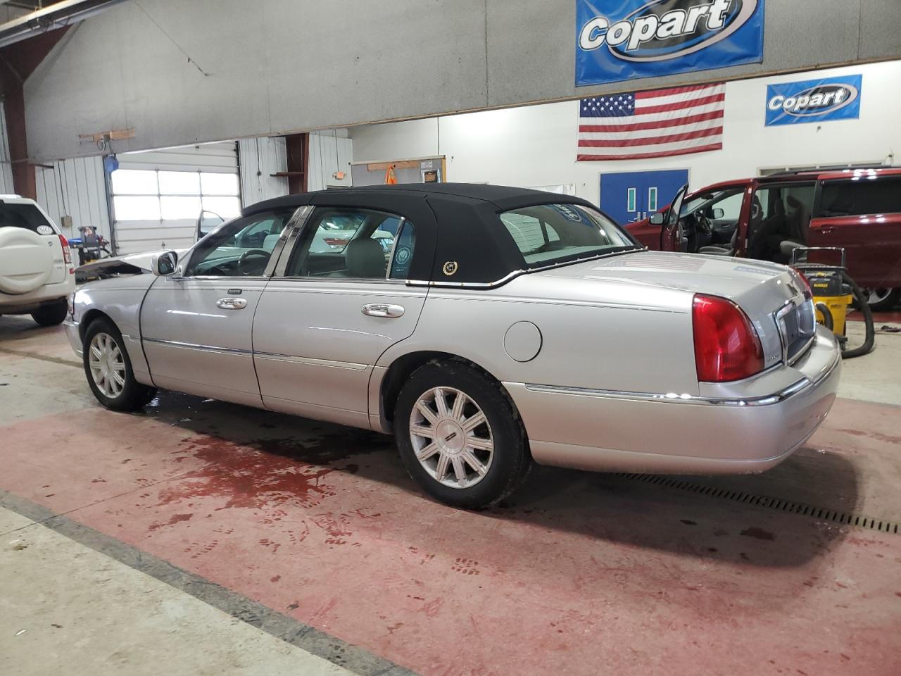2008 Lincoln Town Car - Image 2