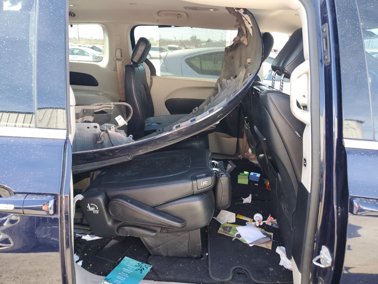 2017 Chrysler Pacifica - Image 11