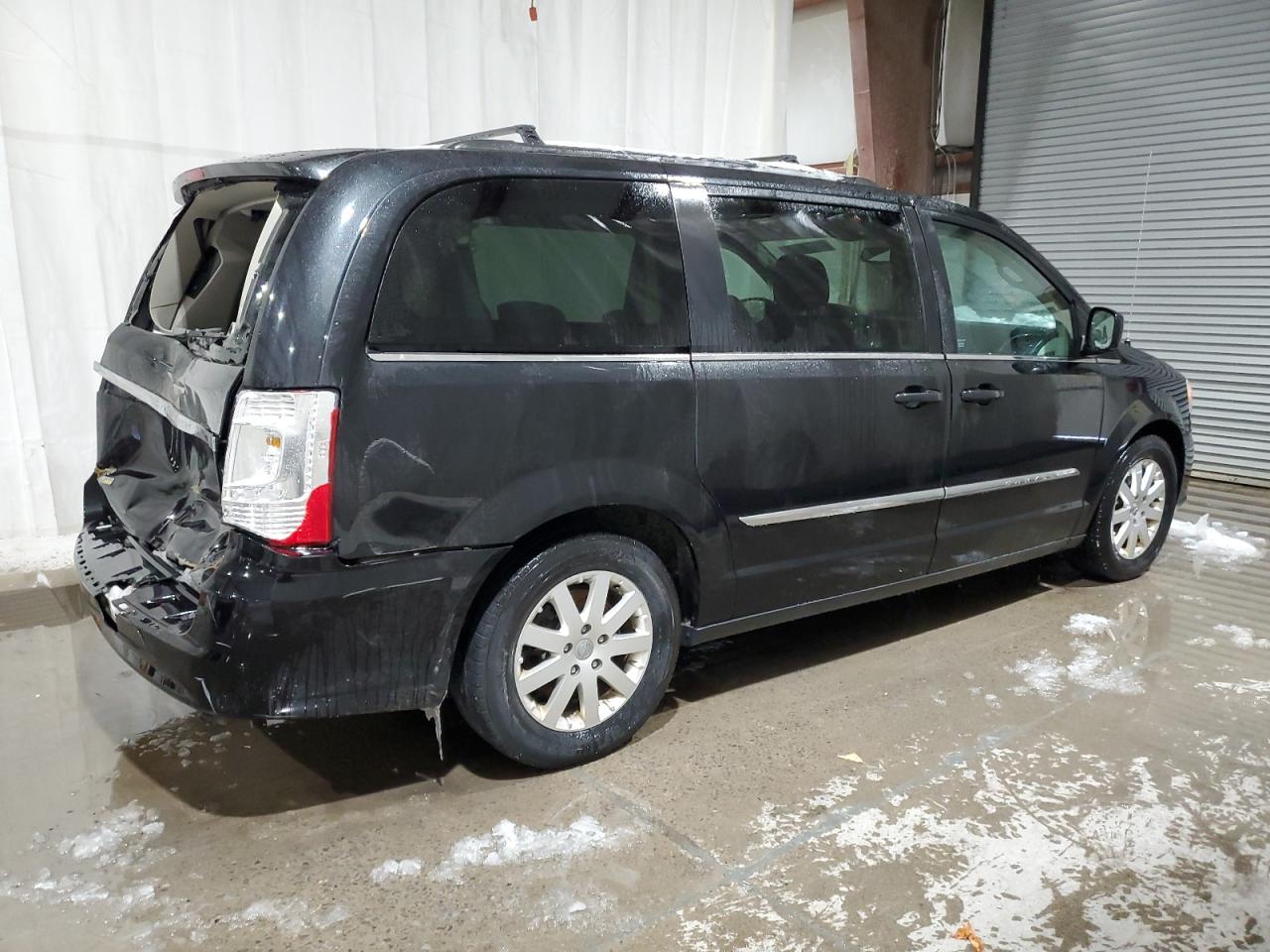 2016 Chrysler Town & Country - Image 3