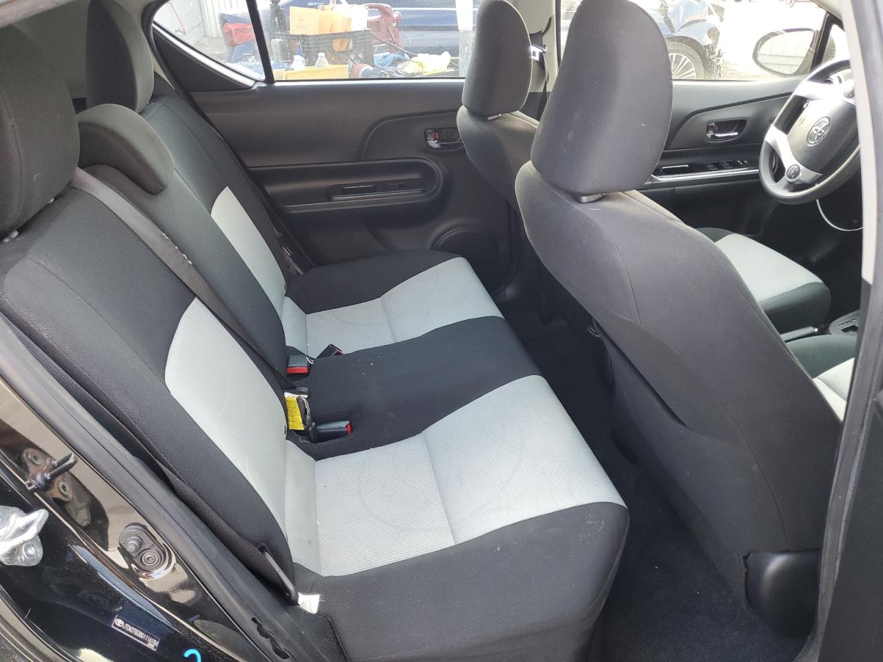 2016 Toyota Prius - Image 11