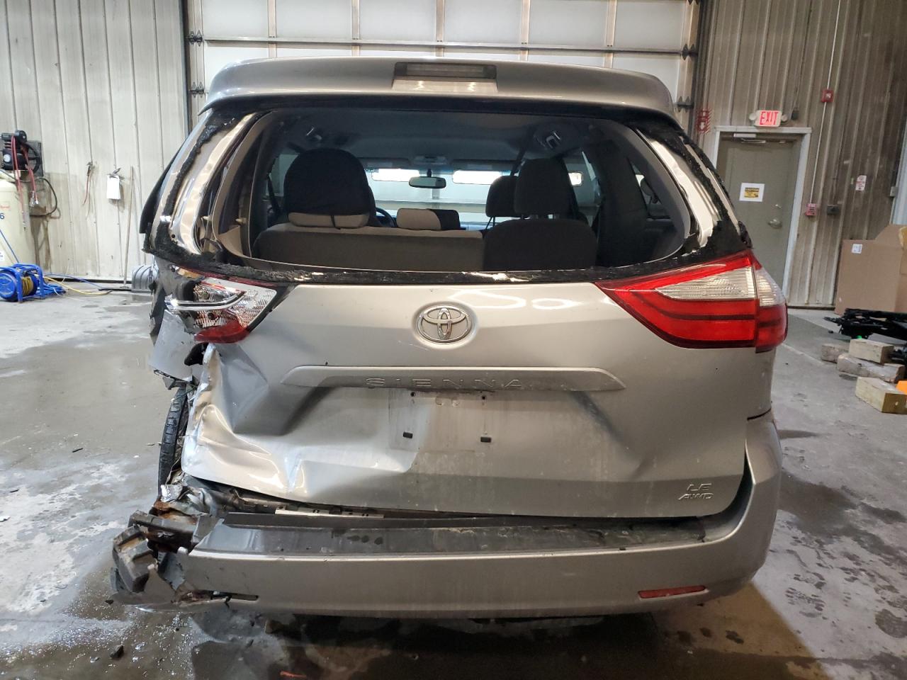 2015 Toyota Sienna - Image 6