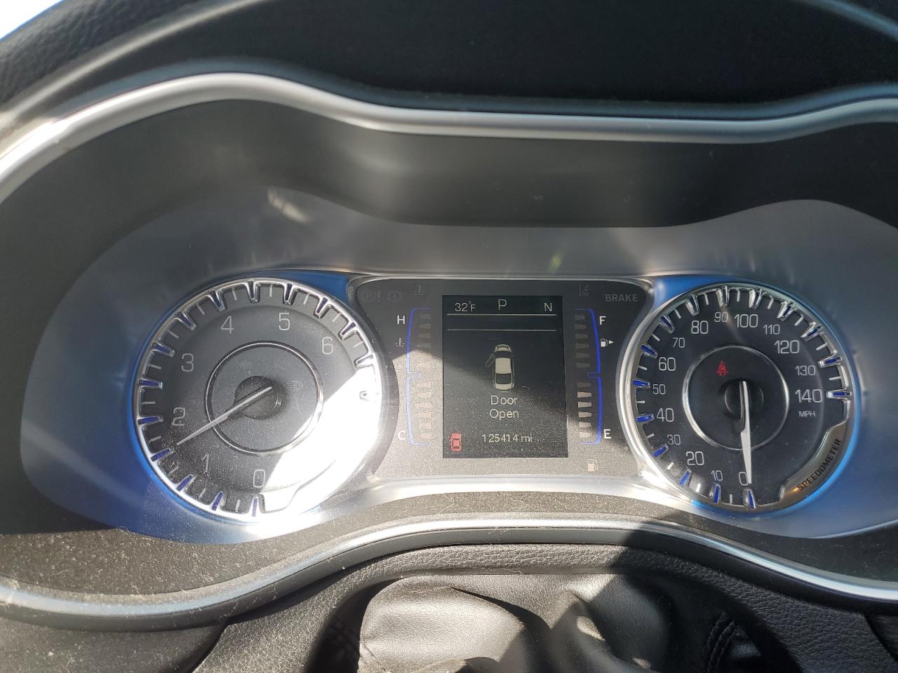 2015 Chrysler 200 - Image 9
