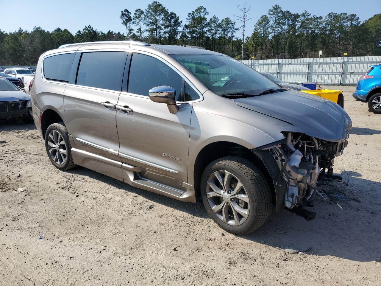 2017 Chrysler Pacifica - Image 4