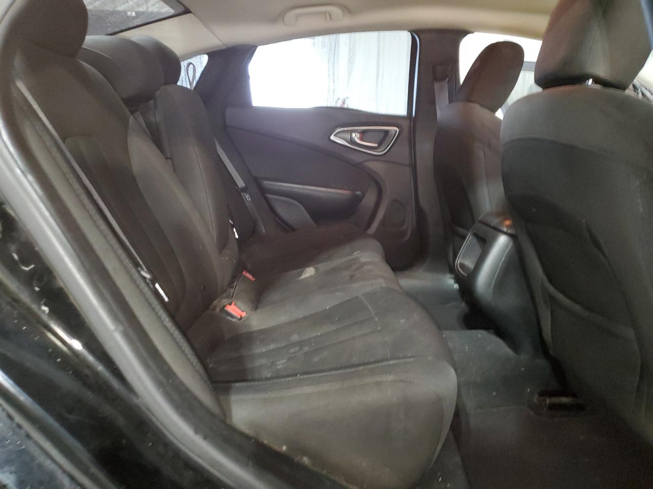 2016 Chrysler 200 - Image 10