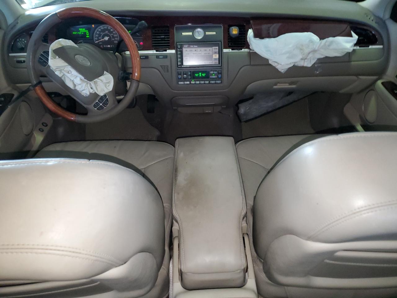 2004 Lincoln Town Car - Image 8