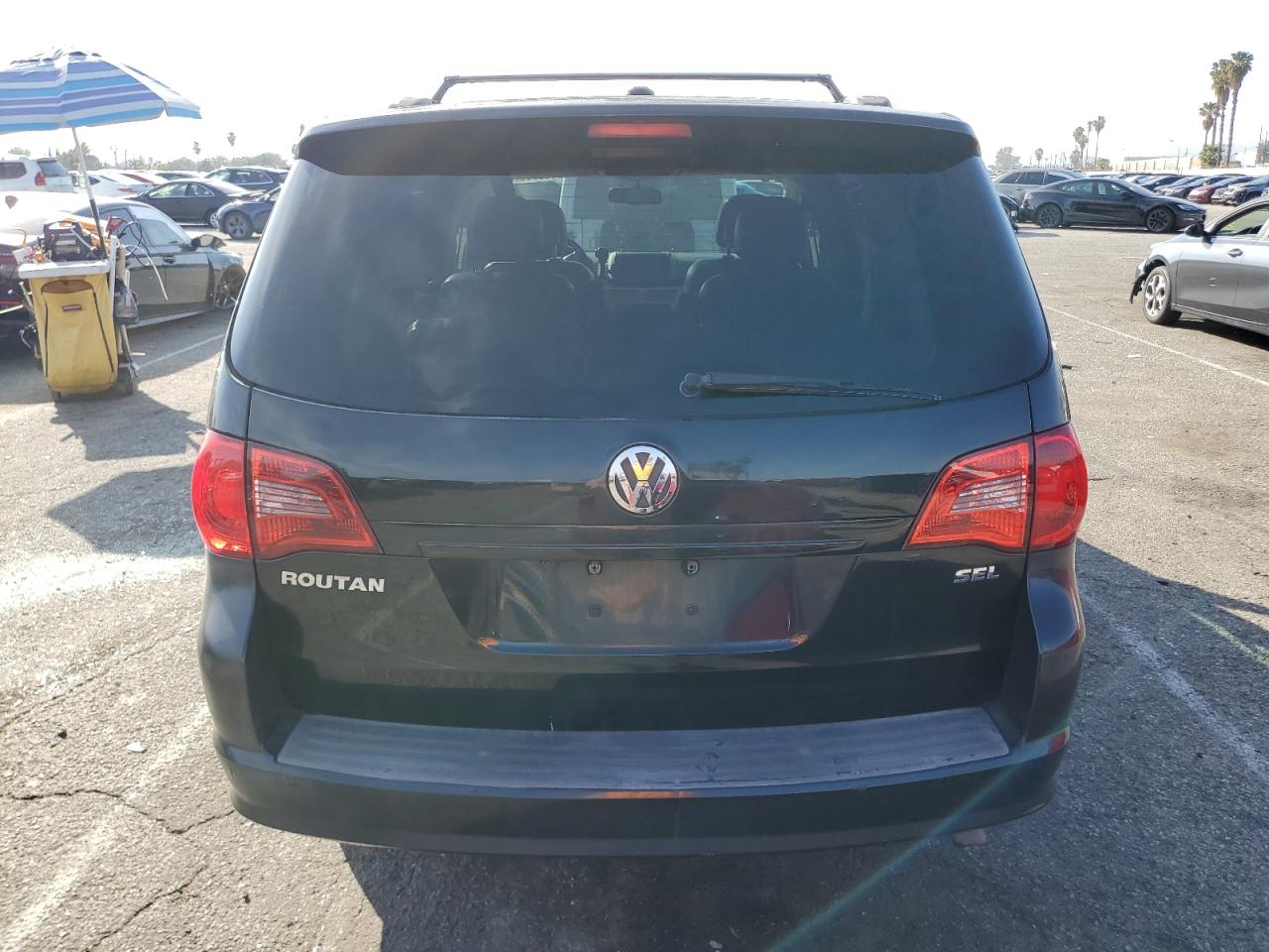 2011 Volkswagen Routan - Image 6
