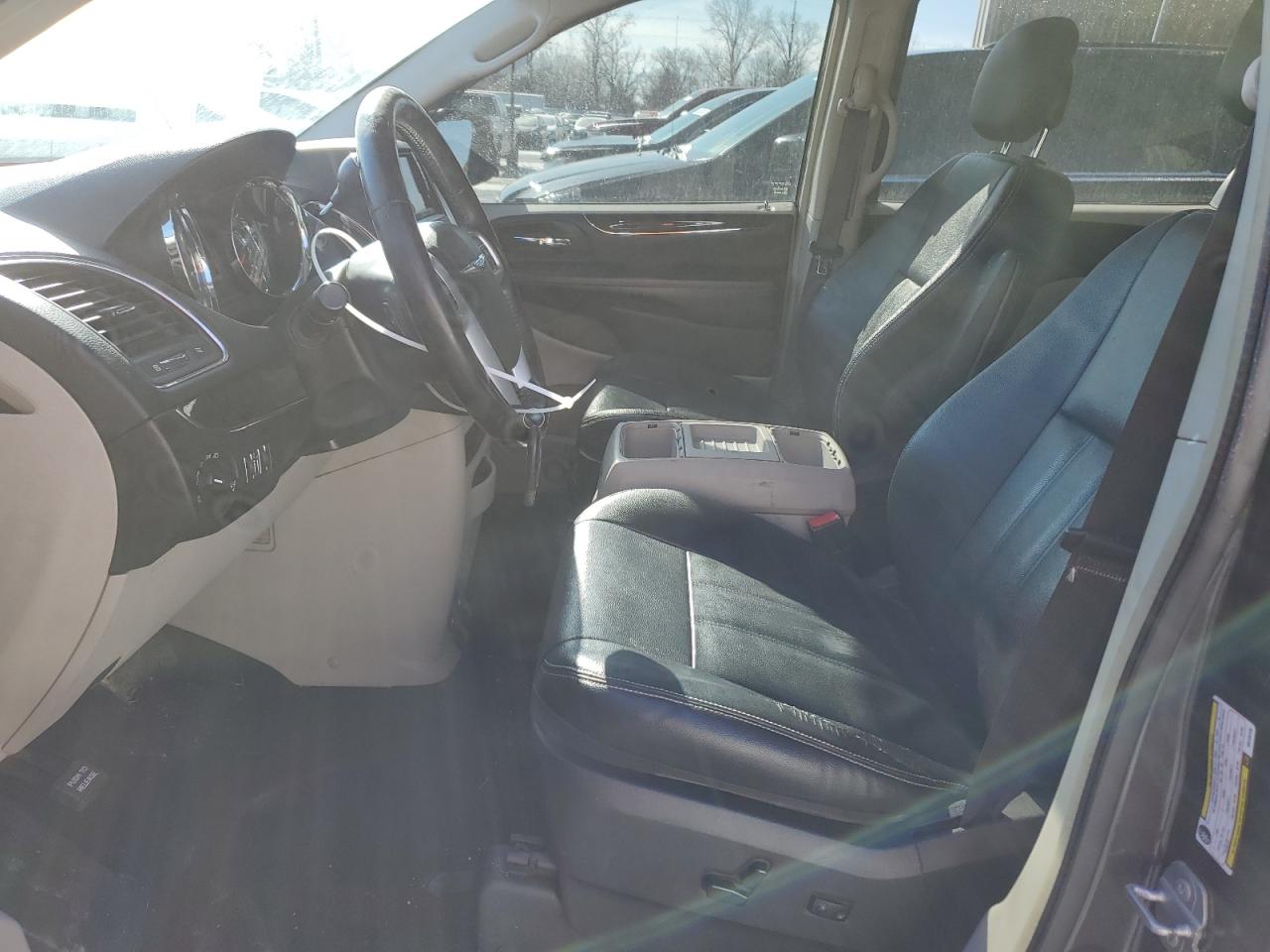 2016 Chrysler Town & Country - Image 7