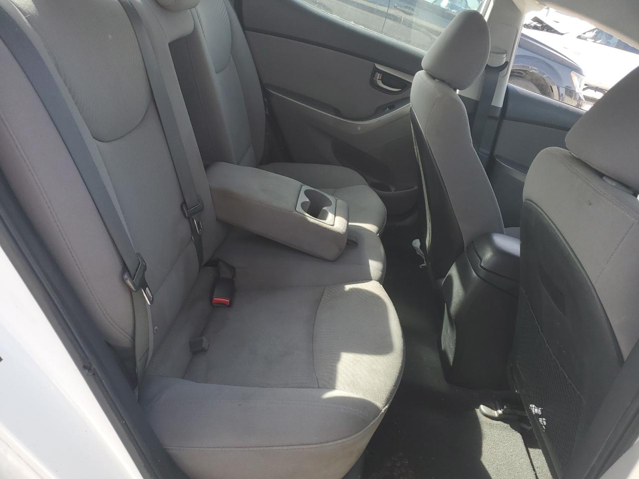 2016 Hyundai Elantra - Image 10