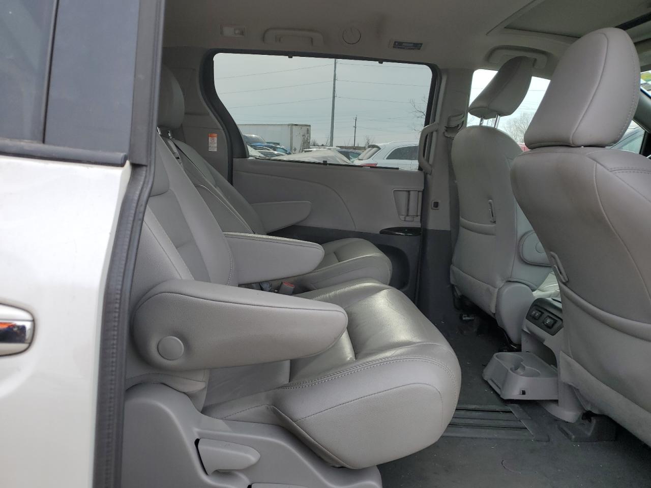 2019 Toyota Sienna - Image 11