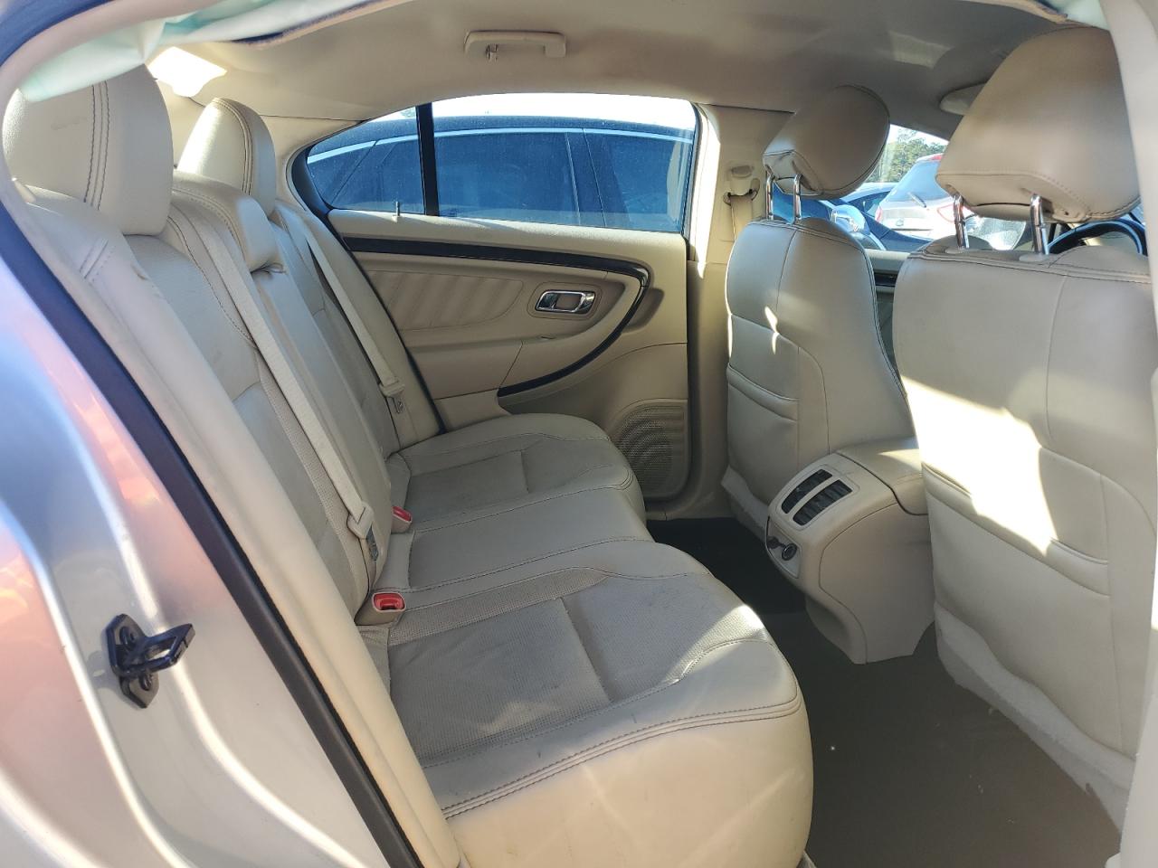 2015 Ford Taurus - Image 11