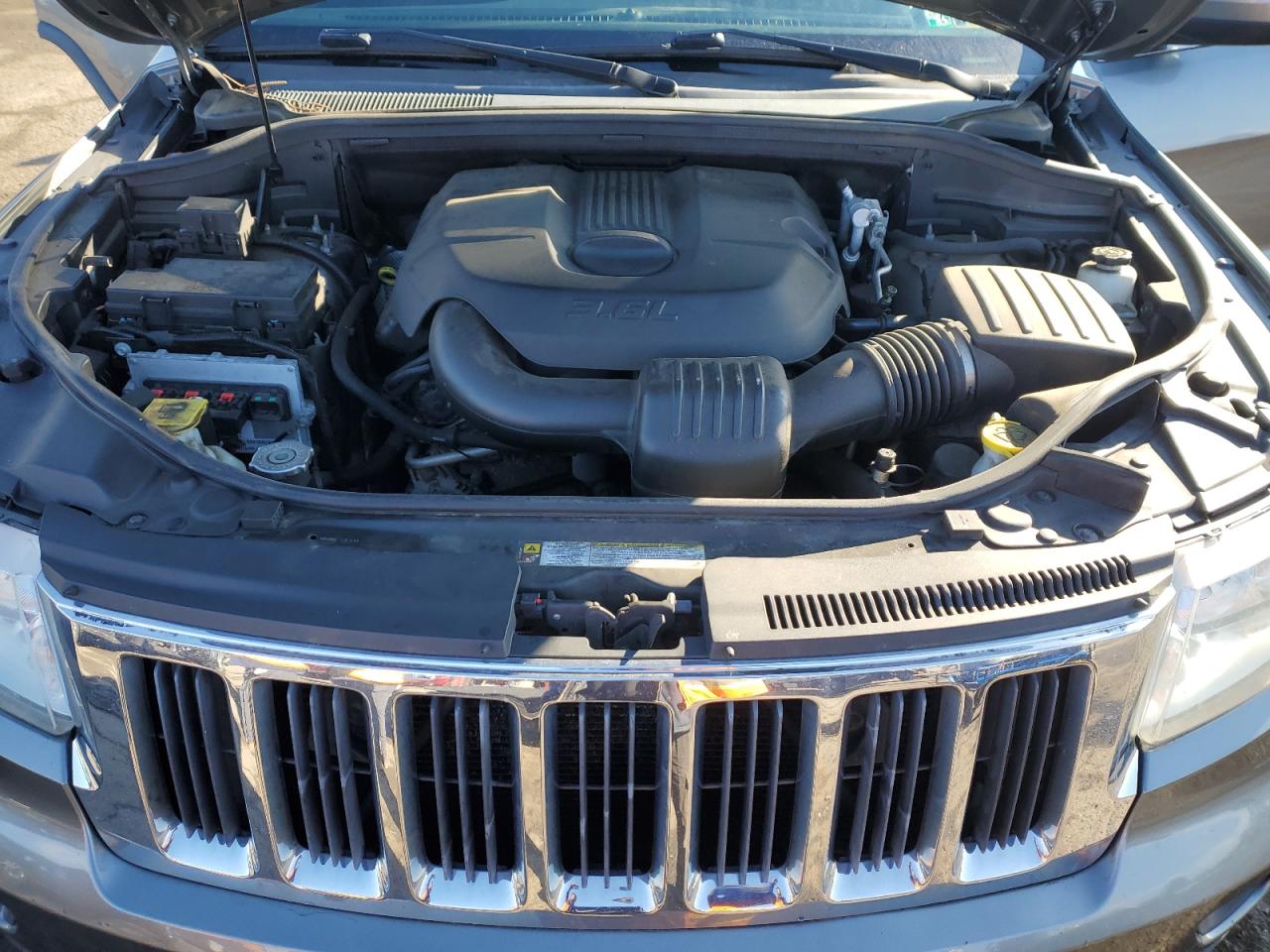 2011 Jeep Grand Cherokee - Image 12