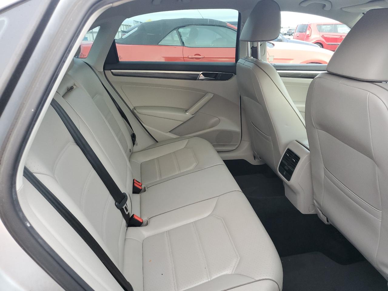 2017 Volkswagen Passat - Image 10