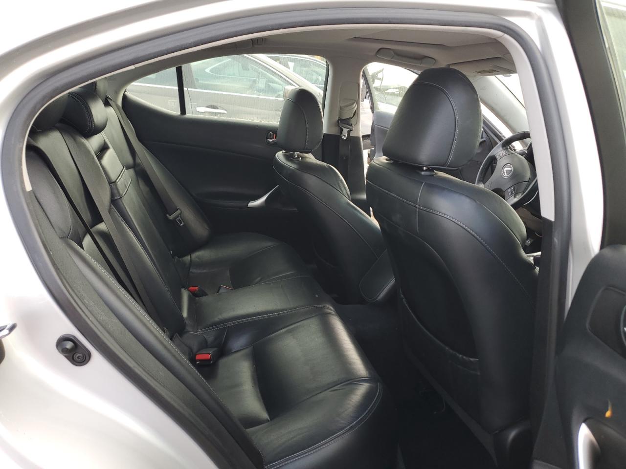 2010 Lexus IS - Image 10